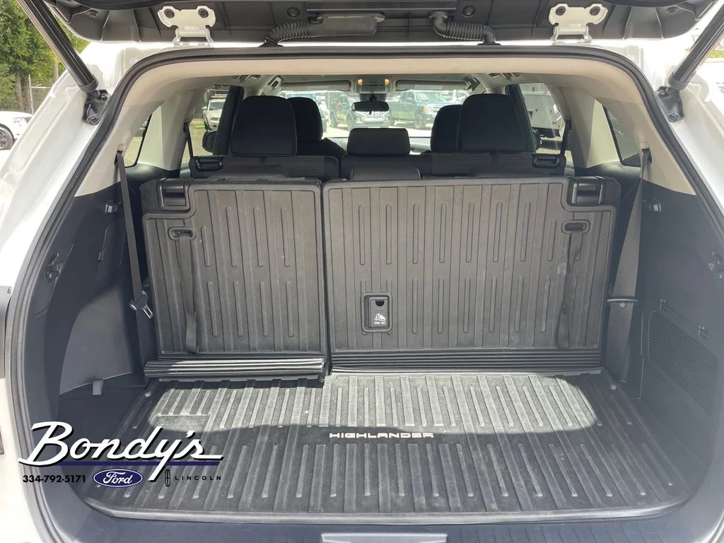 Used 2023 Pearl Toyota LE image 14