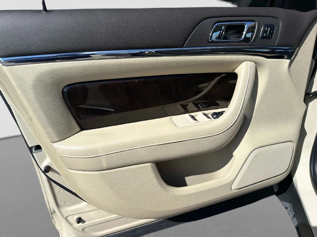 Used 2015 Silver Lincoln Base image 18