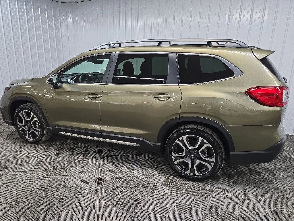 Used 2025 Green Metallic Subaru Limited image 4