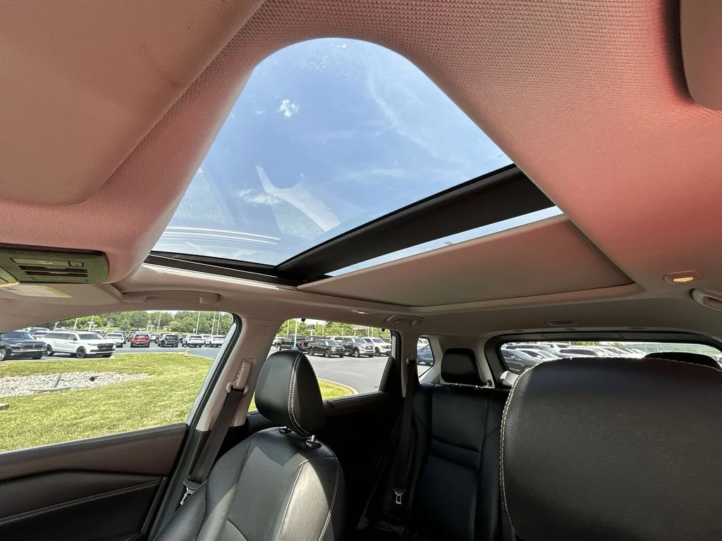 Used 2021 Silver Nissan SL image 27