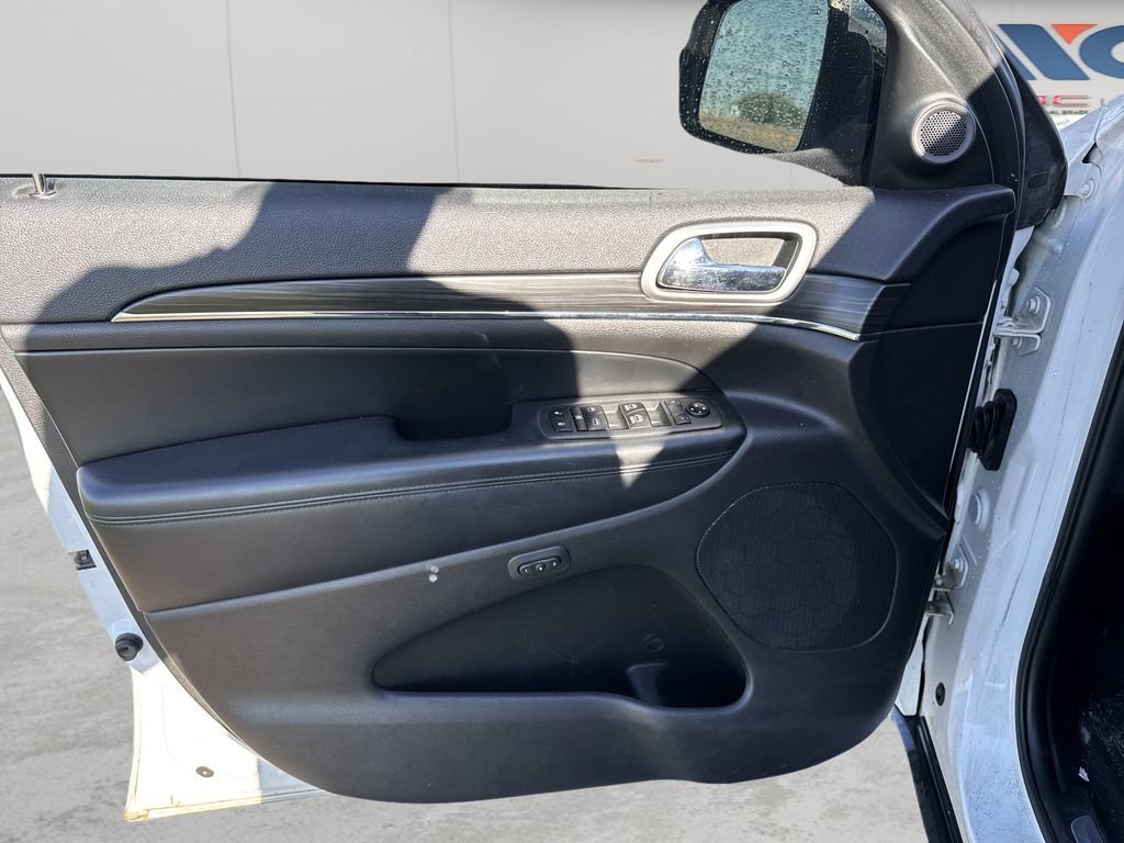 Used 2019  Jeep Limited image 9