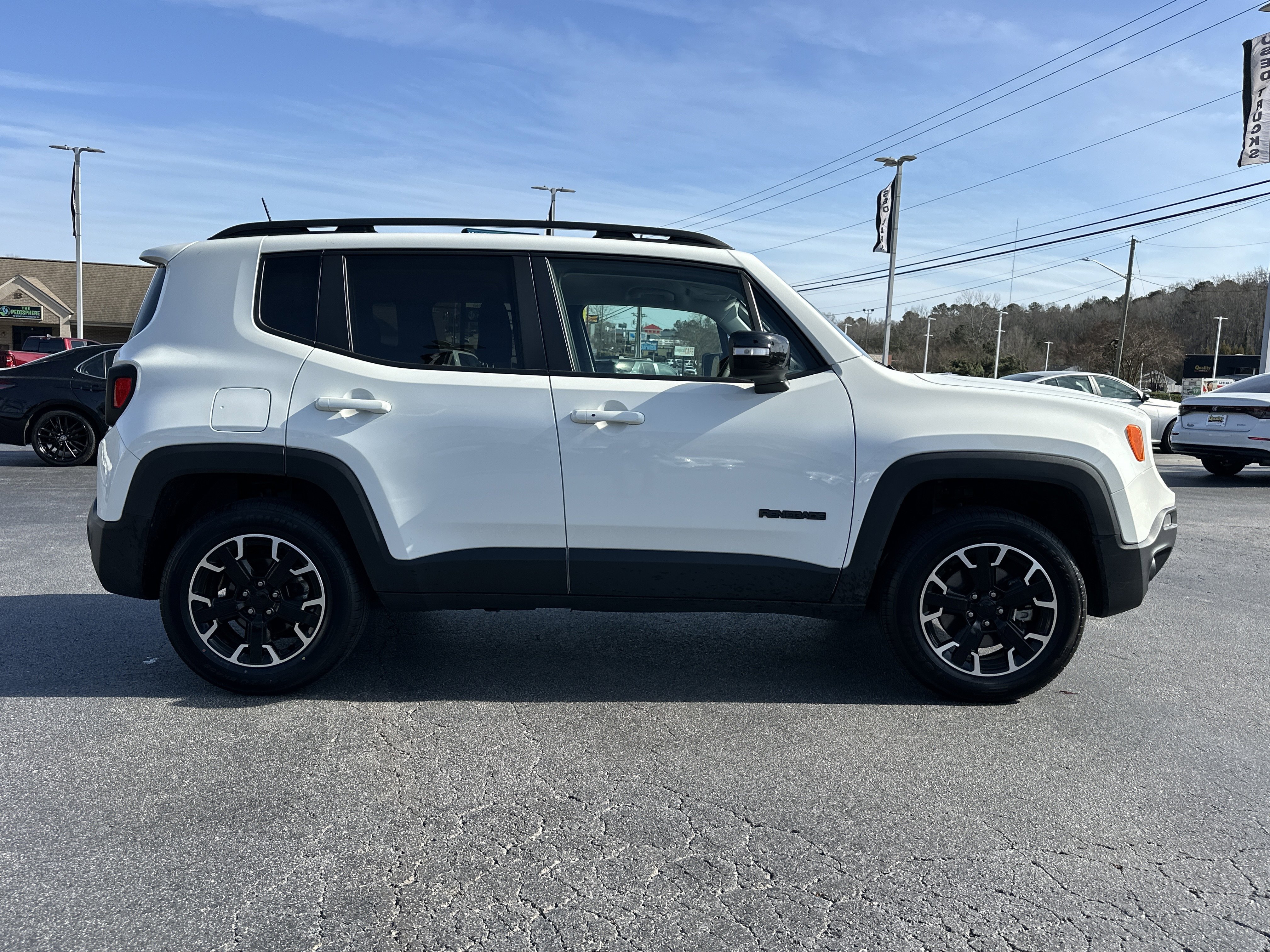 Used 2023 Alpine White Clearcoat Jeep Upland image 9
