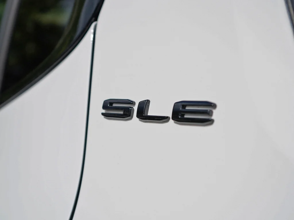 Used 2023 Summit White GMC SLE image 7