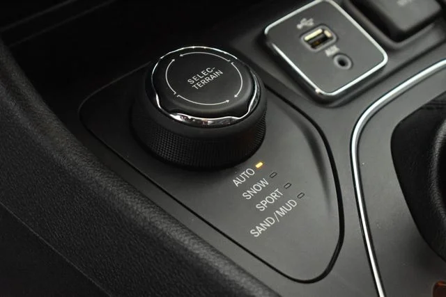Used 2019 Silver Jeep Latitude Plus image 27