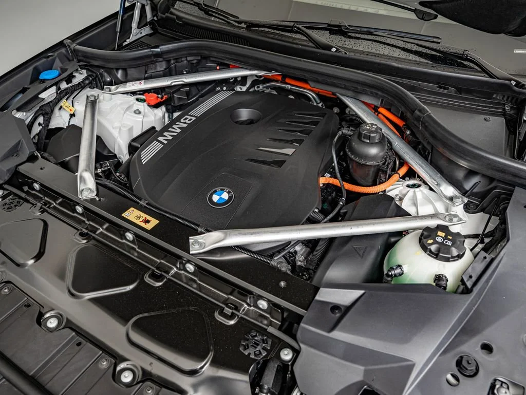 New 2026 White Metallic BMW xDrive50e image 40