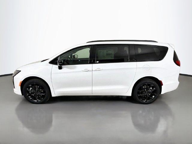New 2027 Bright White Clear-Coat Paint Chrysler Limited image 4