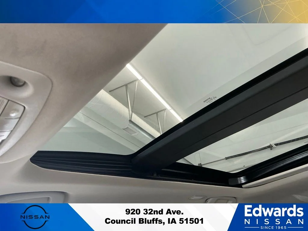 Used 2018 Red Nissan SL image 34