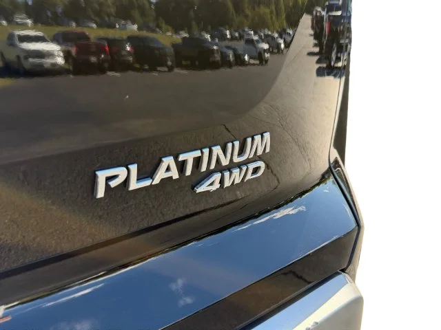 Used 2022 Black Nissan Platinum image 19