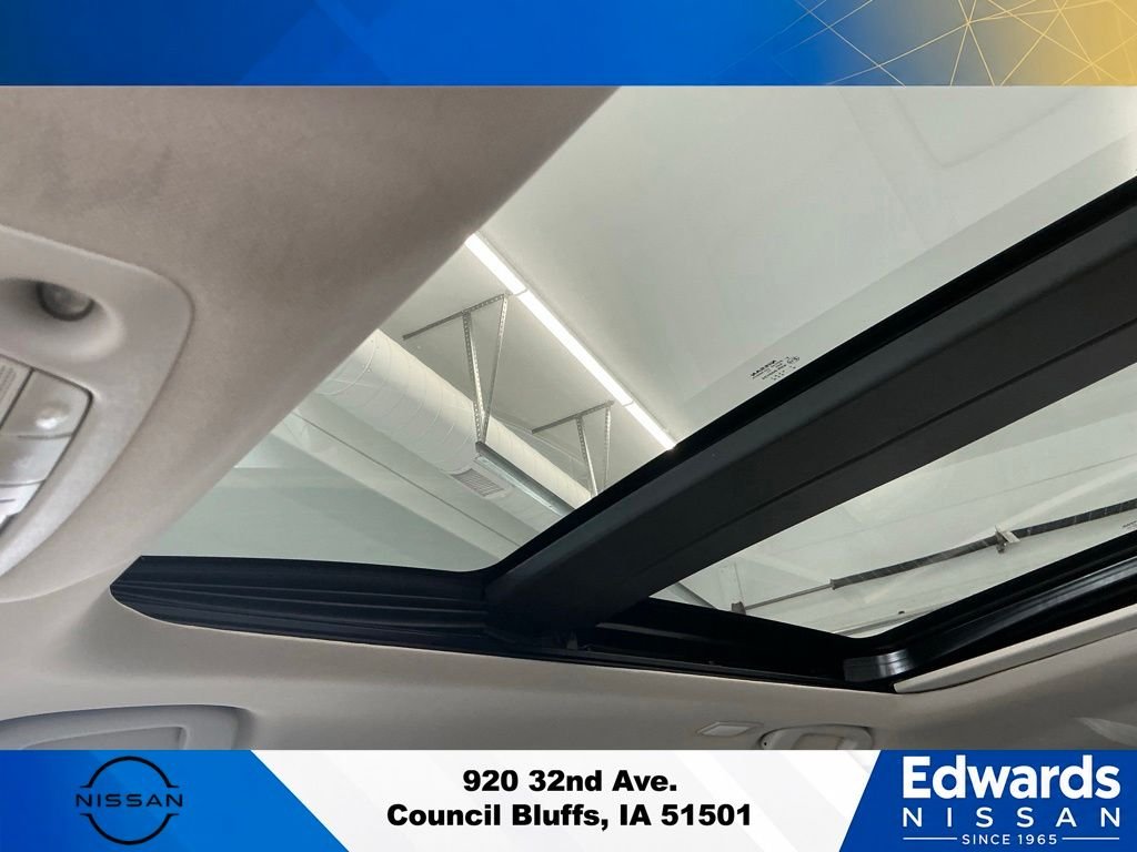 Used 2018 Red Nissan SL image 34