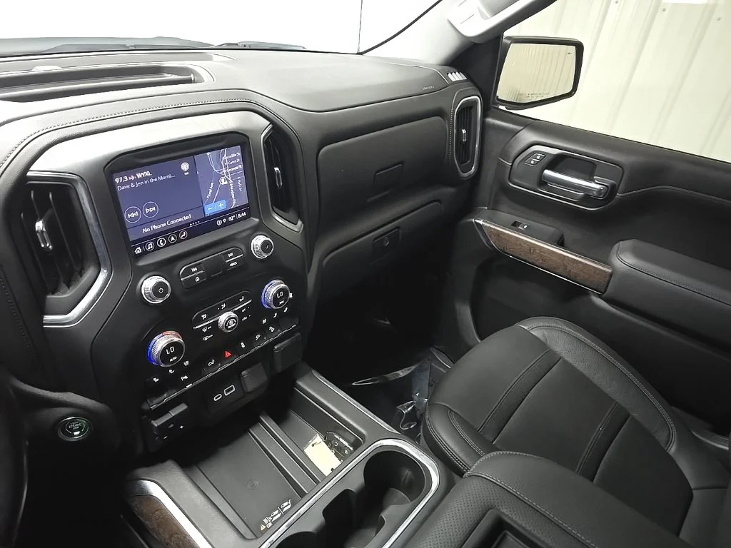 Used 2021 White GMC Denali image 27