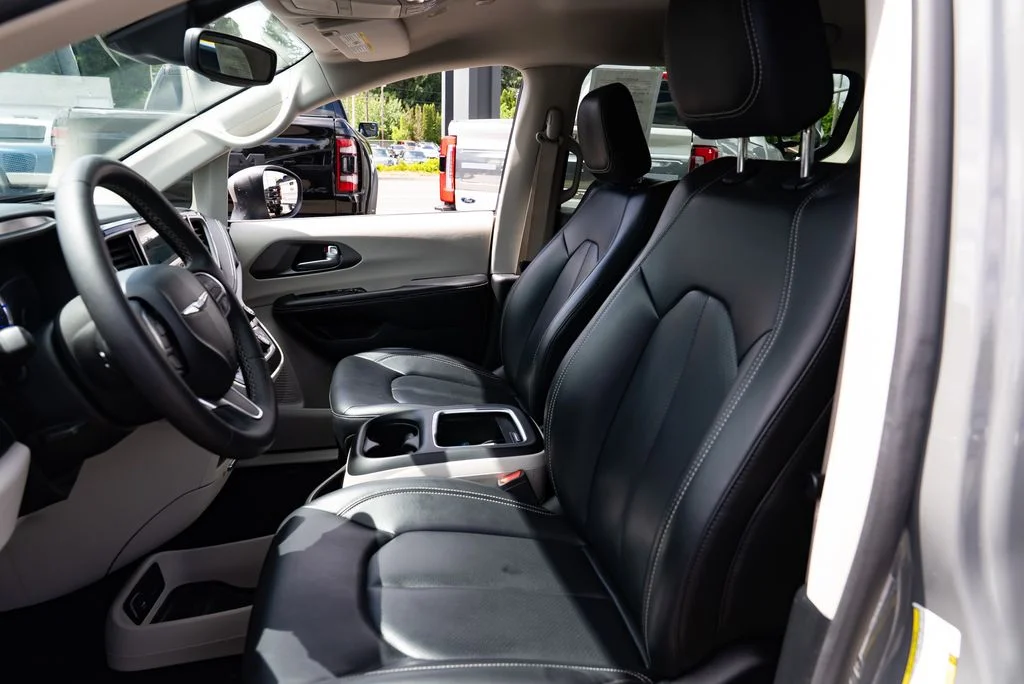 Used 2023 White Chrysler Touring L image 17