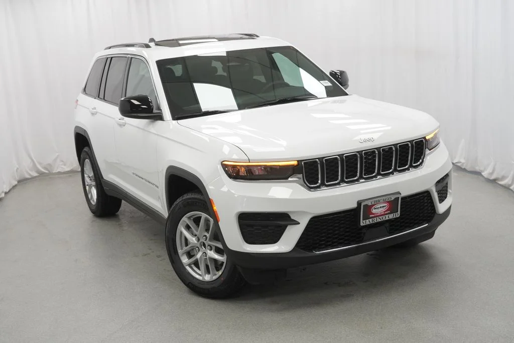 New 2026 Bright White Clear-Coat Exterior Paint Jeep Laredo X image 8