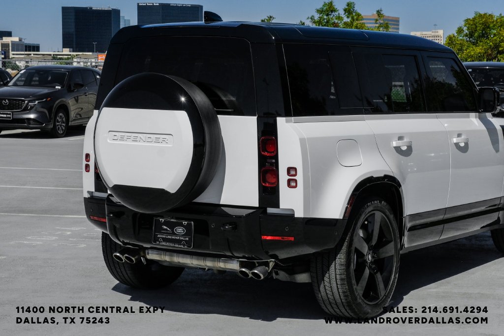 Used 2025 White Land Rover X-Dynamic SE image 9