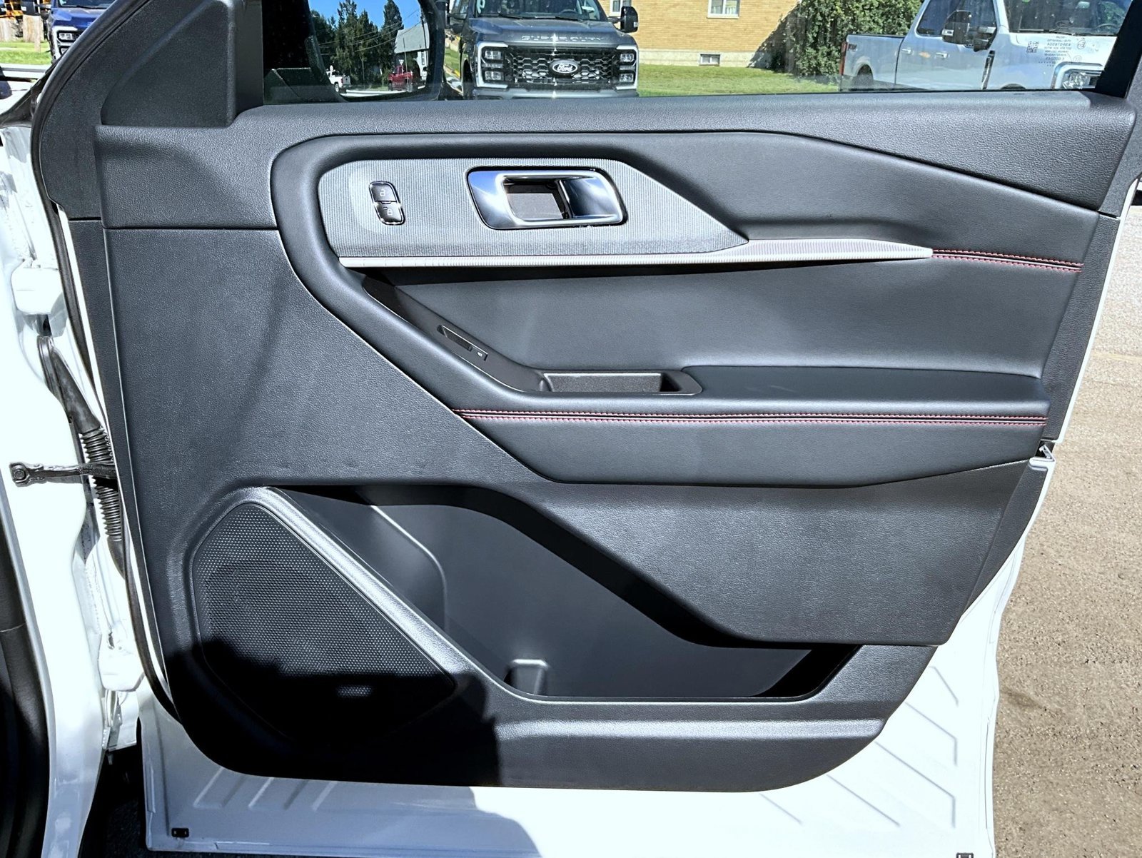 New 2027 Star White Metallic Tri-Coat Ford ST-Line image 19