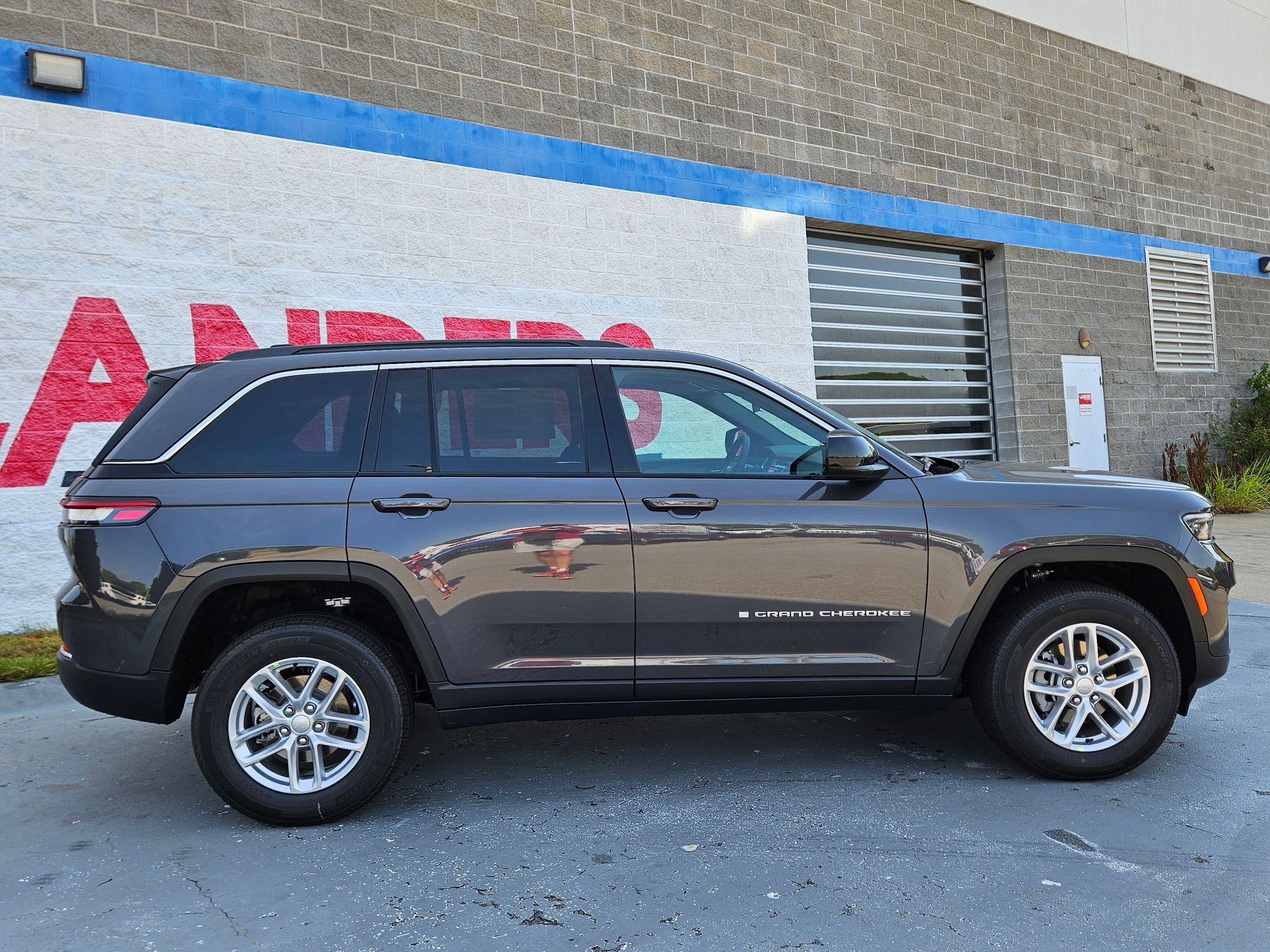 New 2026 Baltic Gray Metallic Clear-Coat Exterior Paint Jeep Laredo X image 8