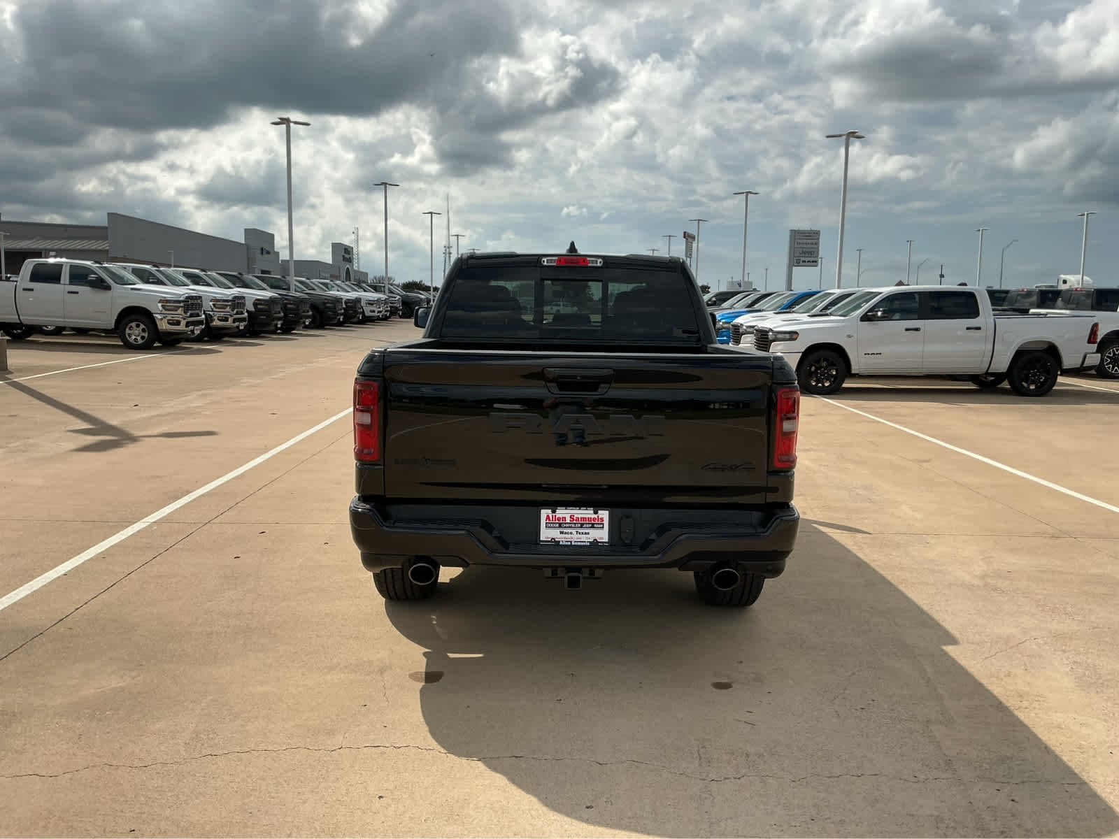 New 2026 Diamond Black Crystal Pearl-Coat Exterior Paint RAM Lone Star image 9