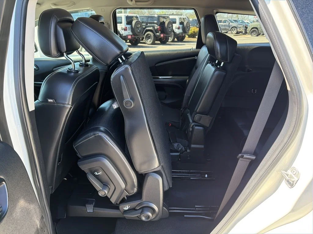 Used 2018 White Dodge Crossroad image 23