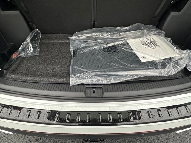 New 2026 Opal White Pearl Volkswagen 2.0T SE w/Technology image 18