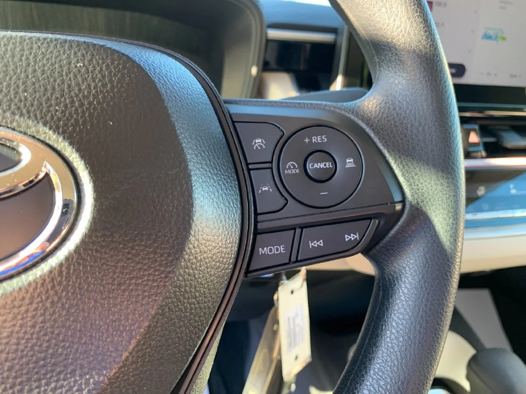 Used 2025  Toyota LE image 27
