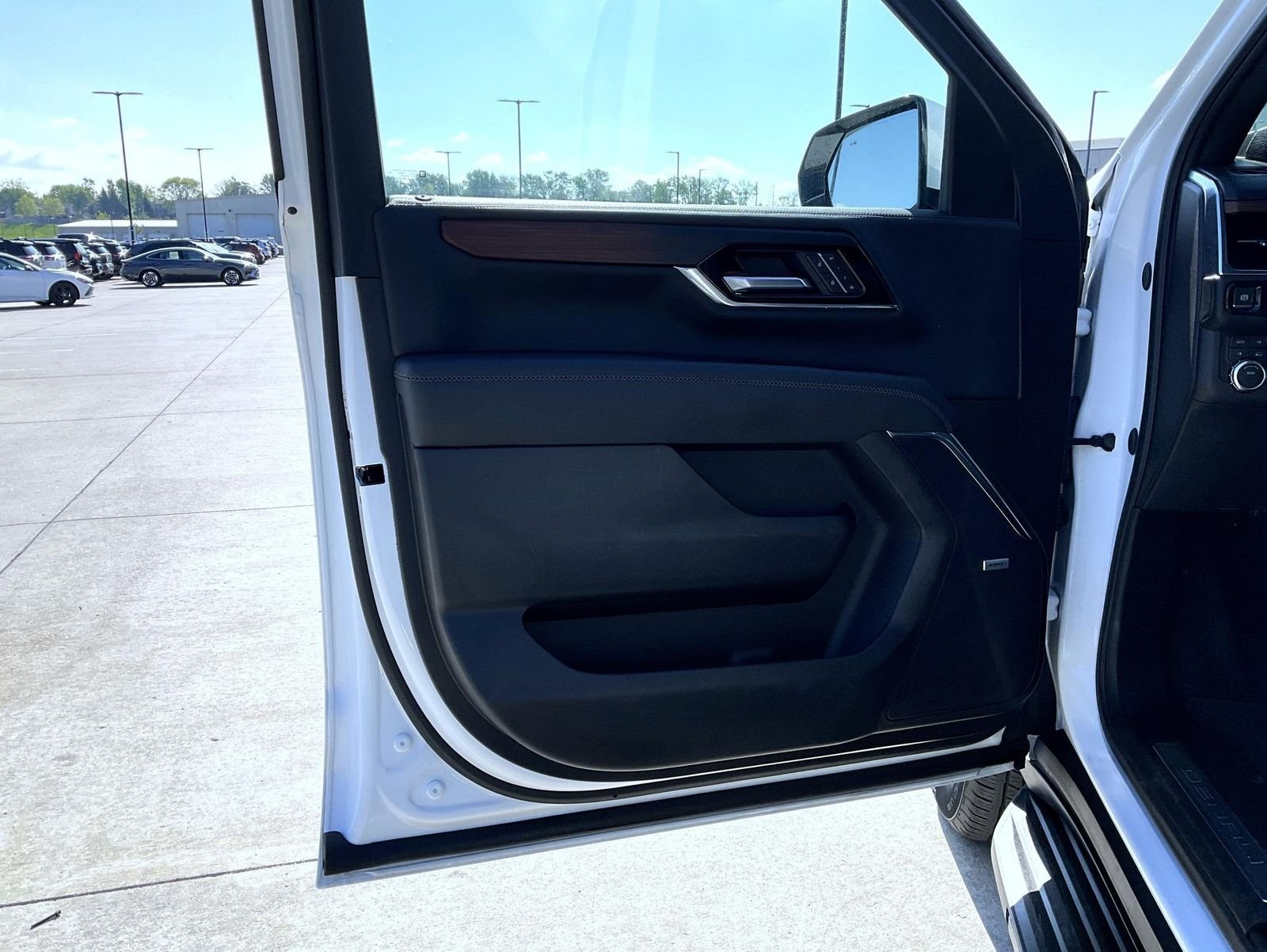 Used 2025 White GMC Denali image 9