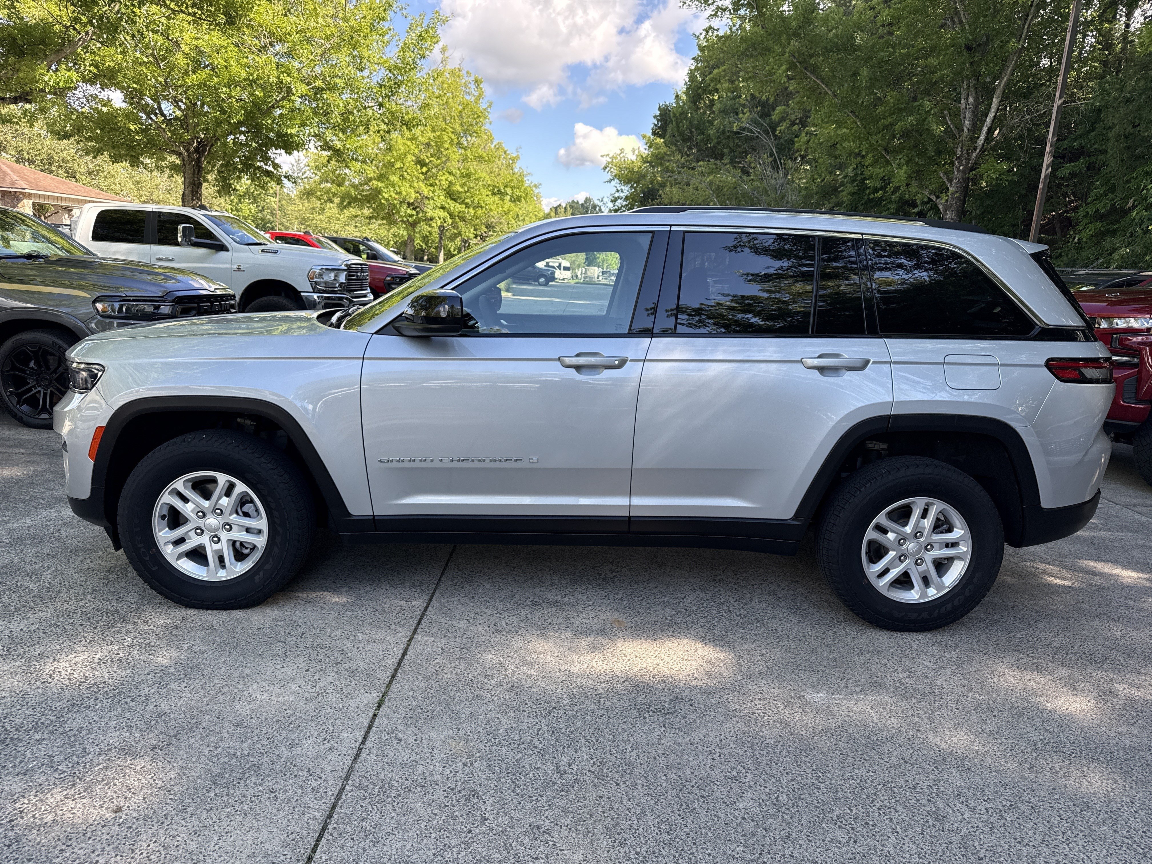 Certified Used 2023 Silver Zynith Jeep Laredo image 4