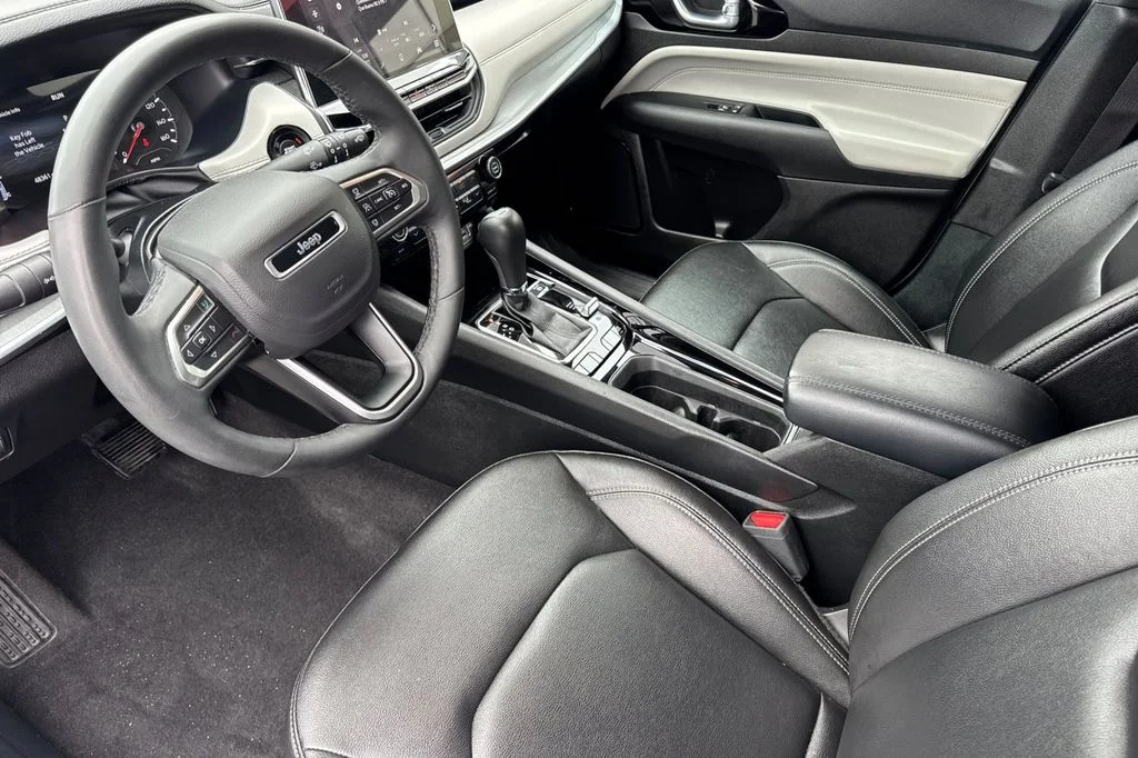 Used 2025 Silver Jeep Limited image 12