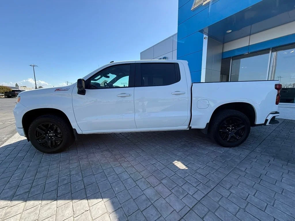 Used 2025 Summit White Chevrolet RST image 7