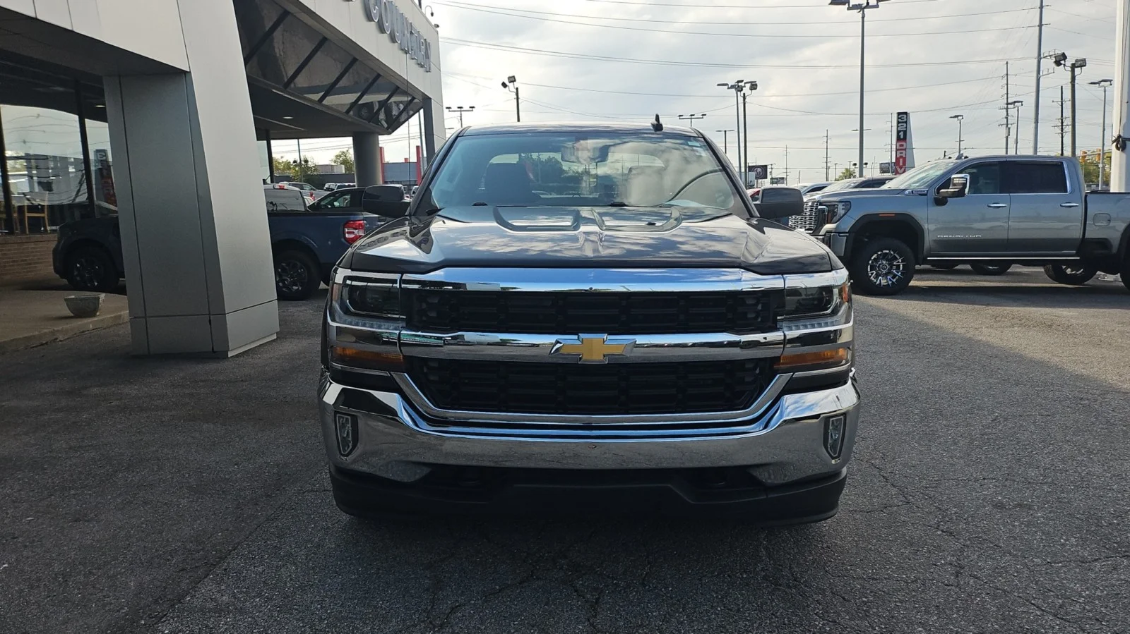 Used 2017 Graphite Metallic Chevrolet LT 4WD image 7