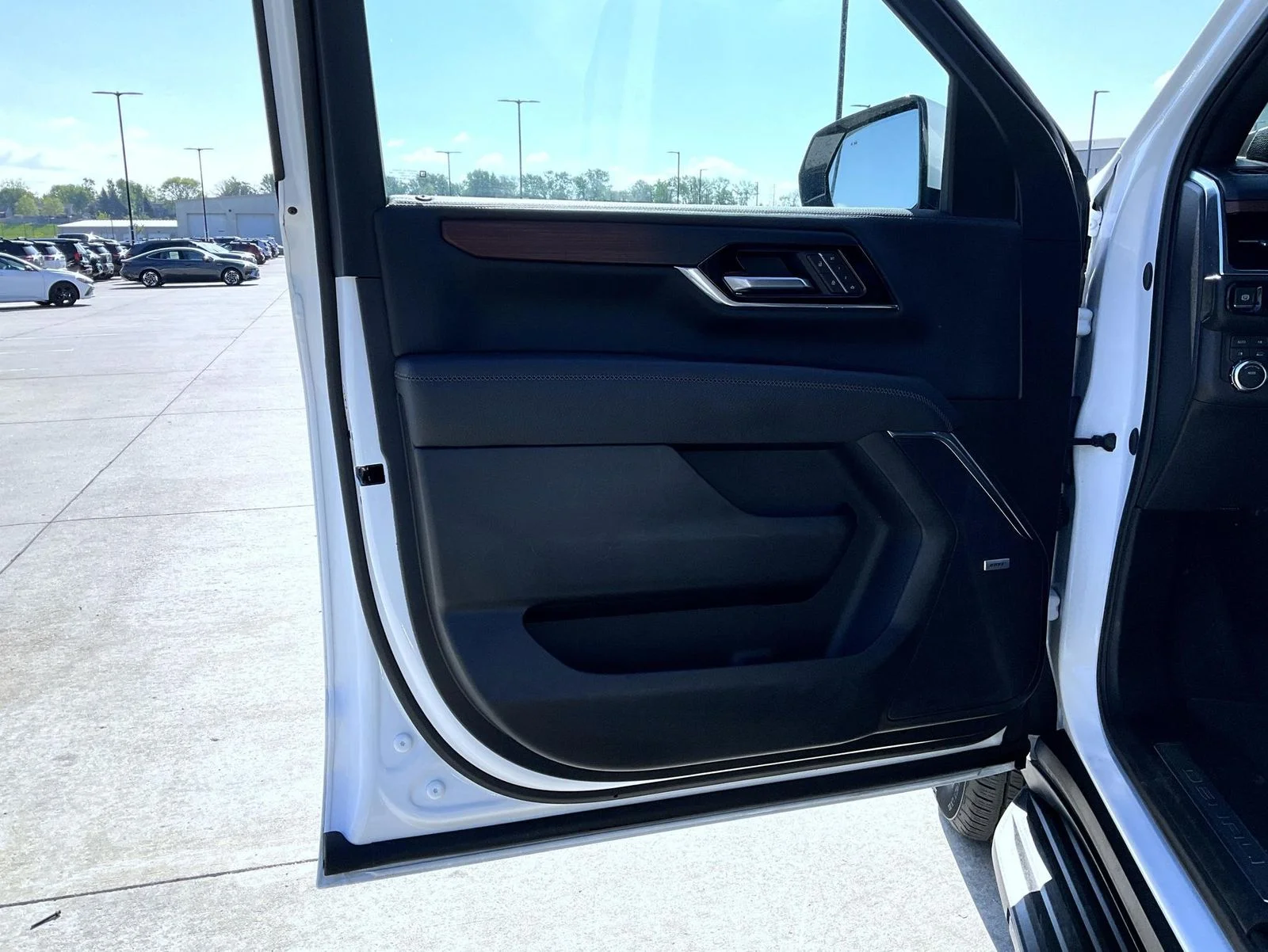Used 2025 White GMC Denali image 9