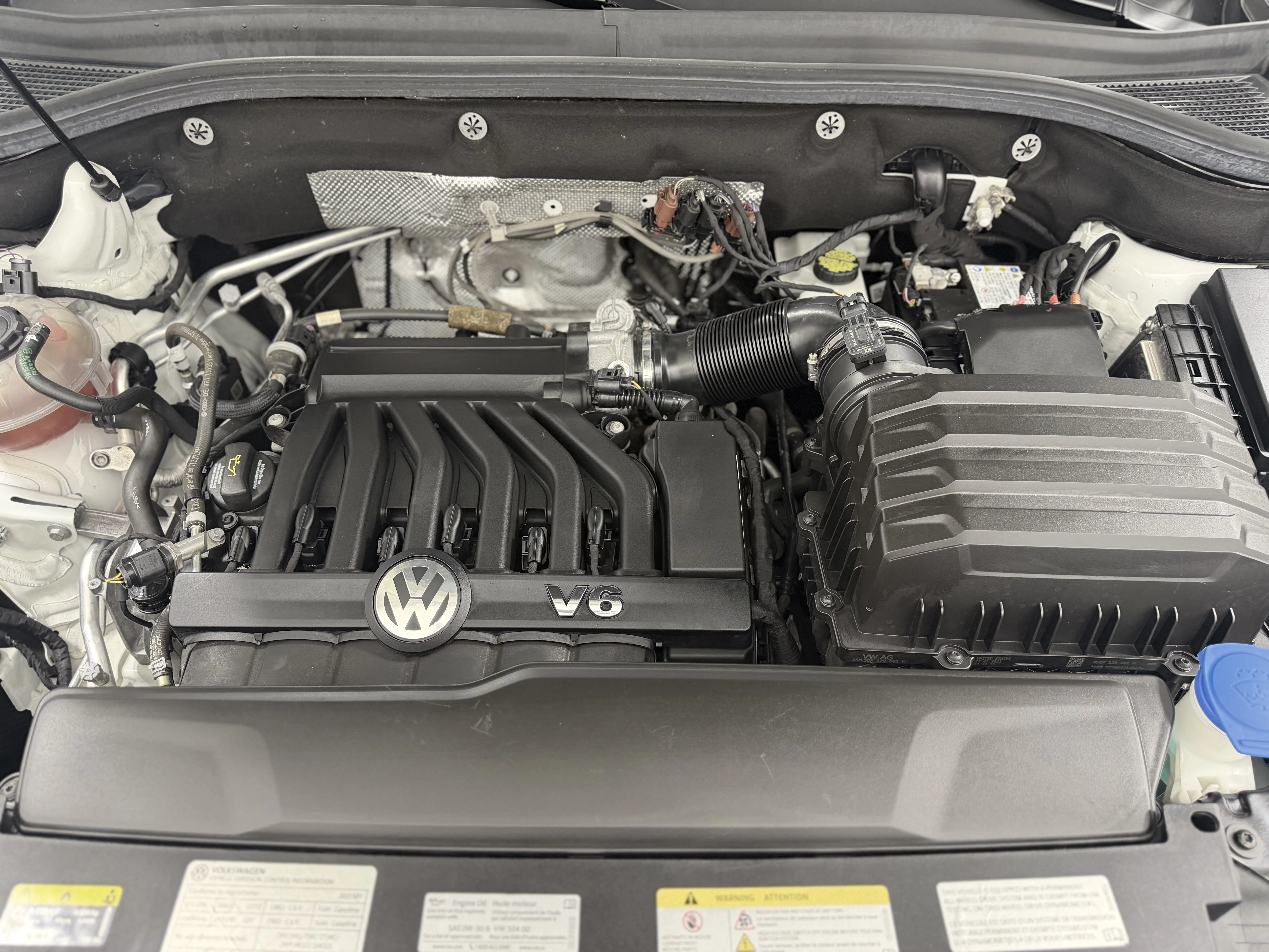Used 2021  Volkswagen 3.6L V6 SEL Premium image 32