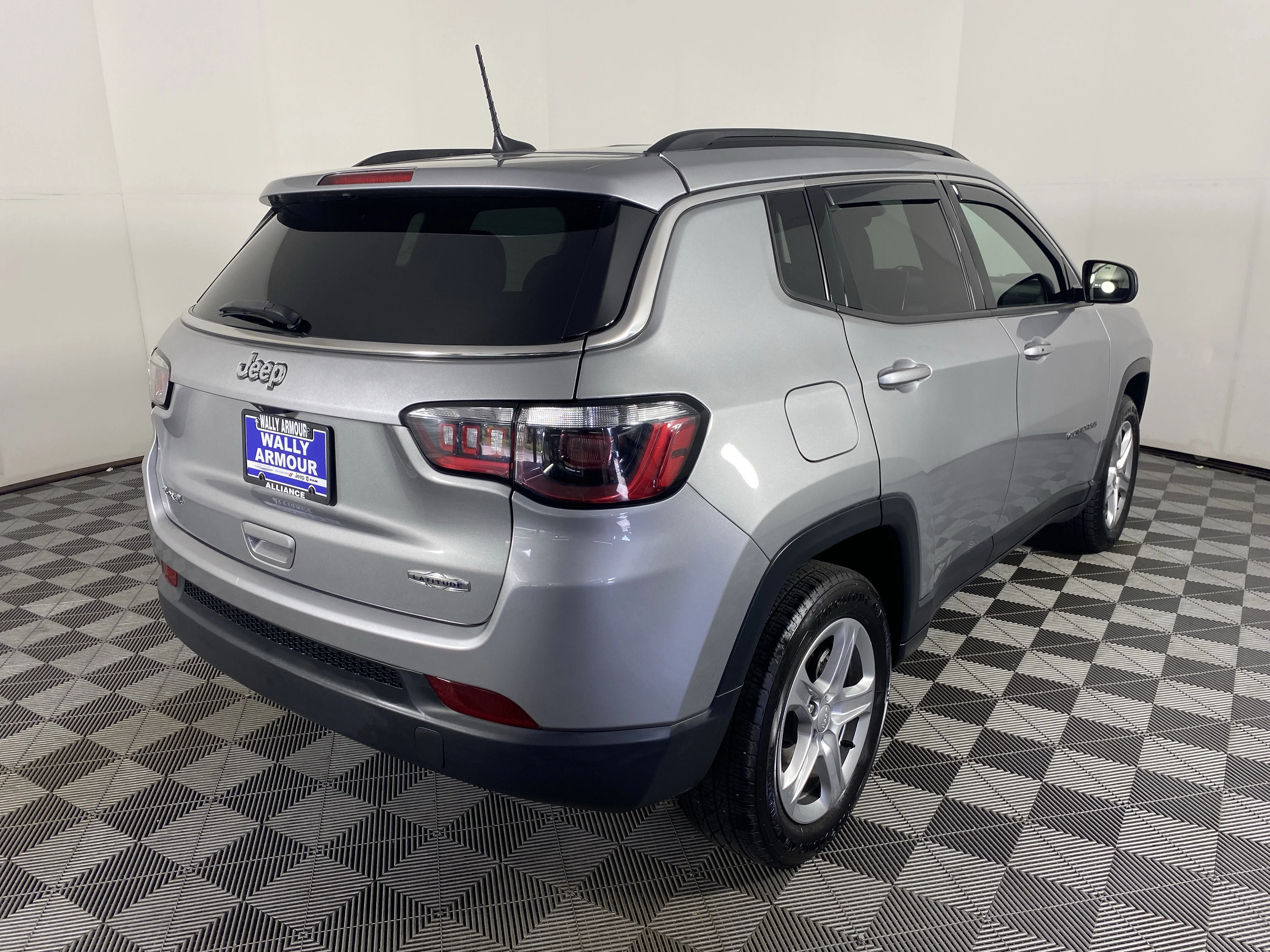 Used 2023 Billet Silver Metallic Clearcoat Jeep Latitude image 7