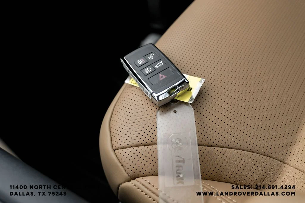 New 2026 Santorini Black Metallic Land Rover Dynamic SE image 46