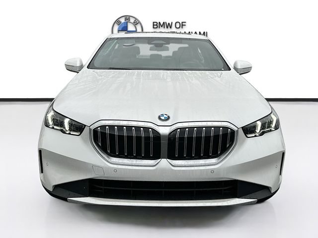 New 2026 White BMW 530i image 2