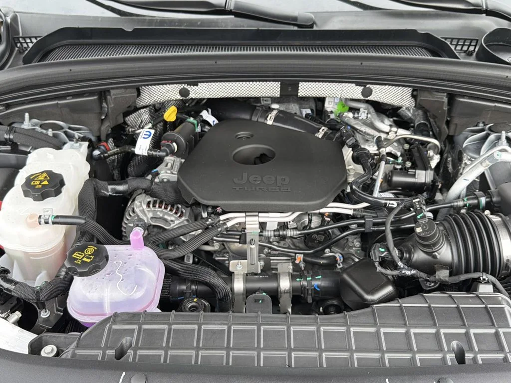 New 2026 Silver Zynith Exterior Paint Jeep Altitude image 31