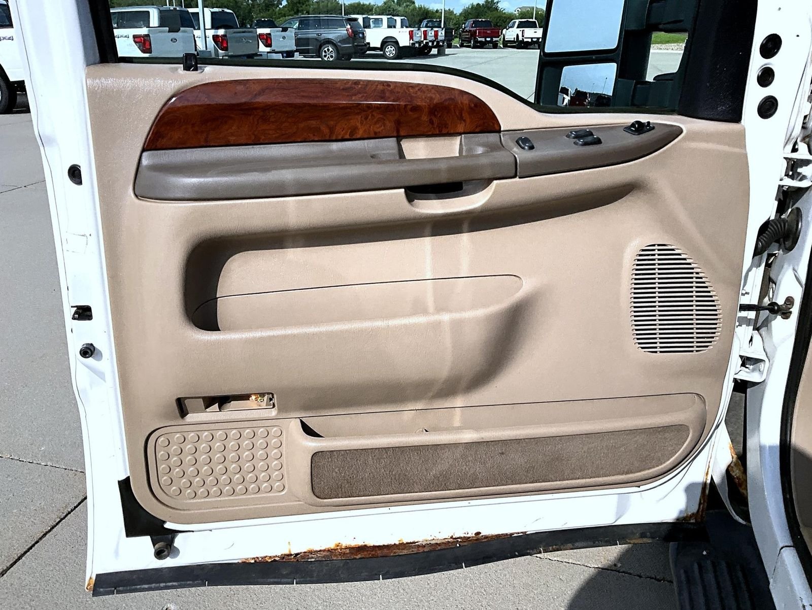 Used 2001 White Ford Lariat image 9