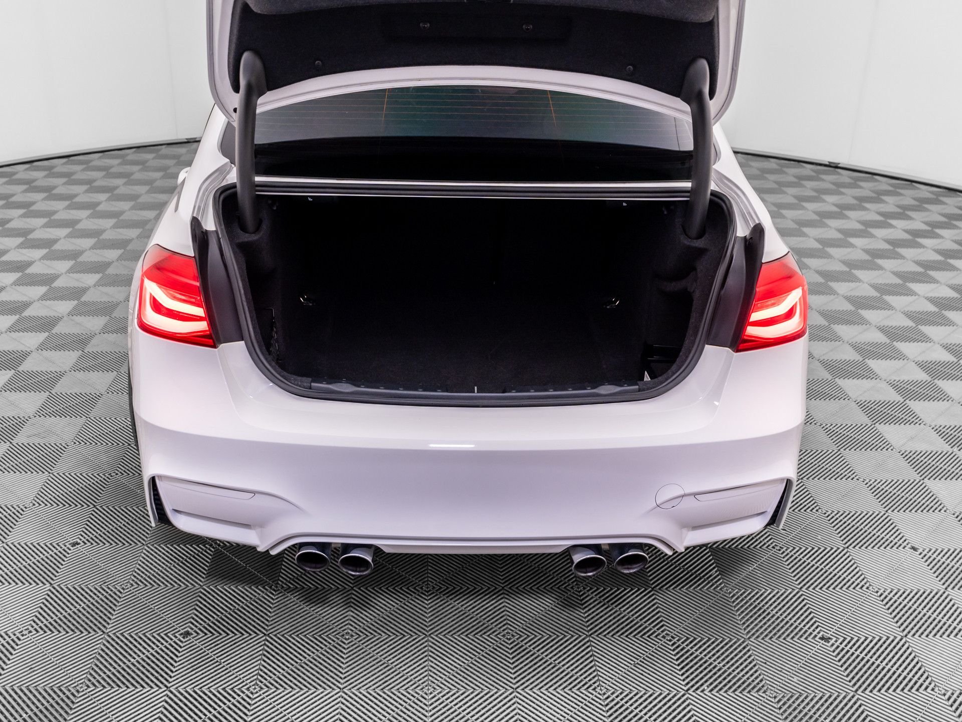 Used 2018 White BMW Base image 33