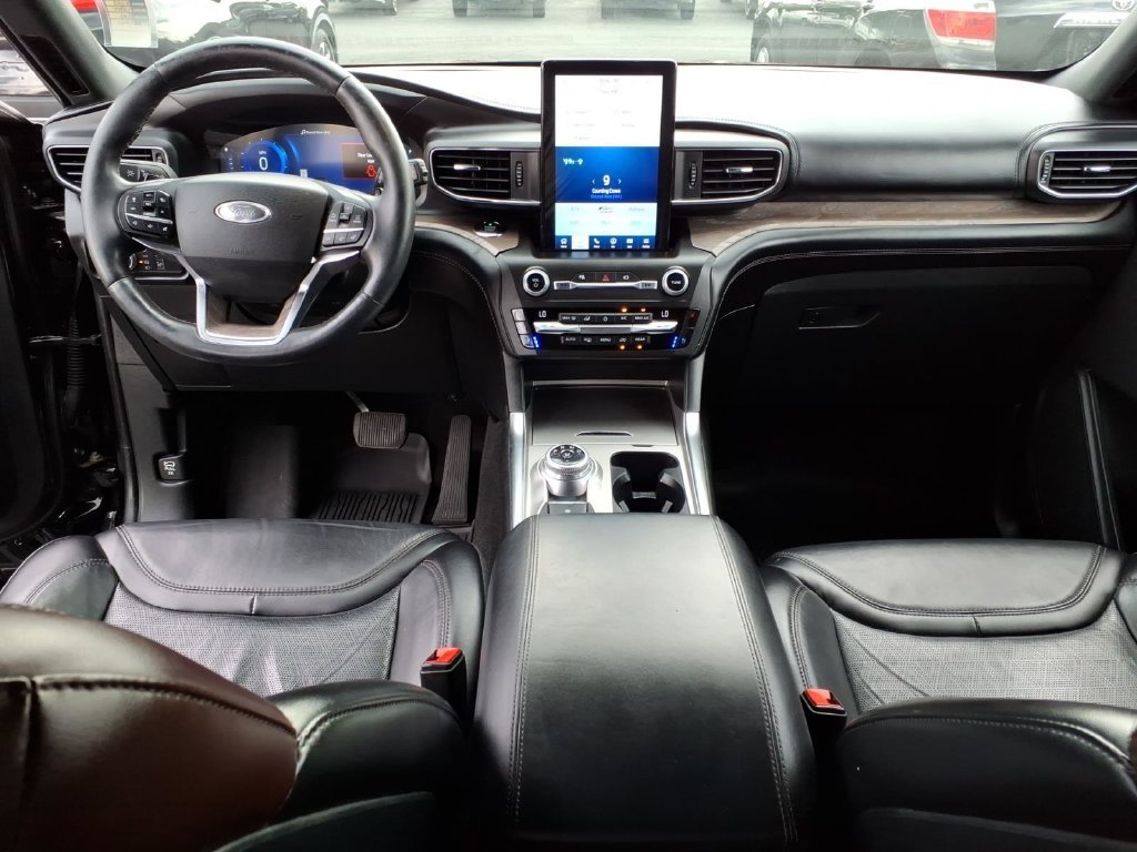 Used 2020 Black Metallic Ford Platinum image 8