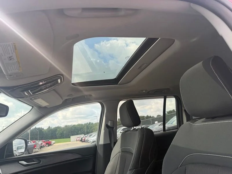 Used 2023 Red Jeep Laredo X image 5