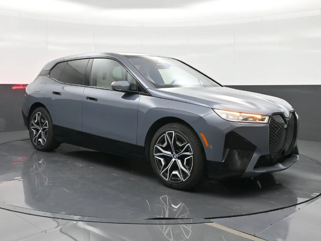 Used 2024 Gray BMW xDrive50 image 4