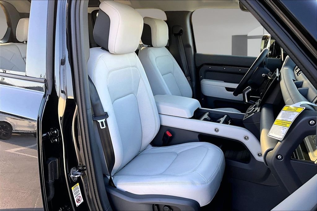 New 2026 SANTORINI BLACK Land Rover S image 11