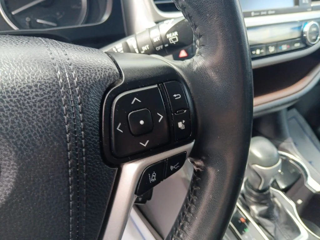 Used 2019 Midnight Black Metallic Toyota XLE image 18