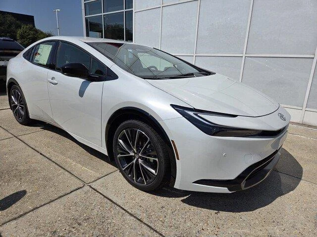 New 2027 Wind Chill Pearl Toyota XLE image 3