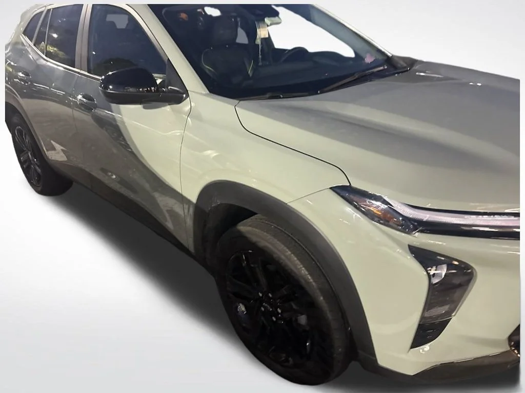 Used 2025 Green Chevrolet ACTIV image 2