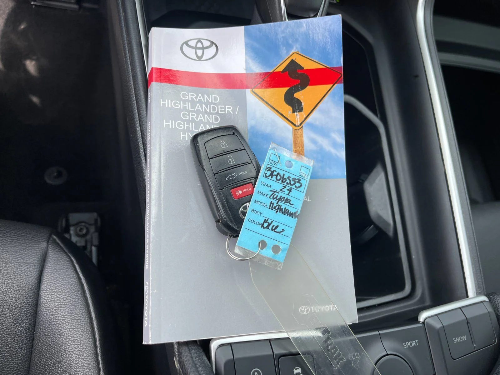 Used 2024  Toyota XLE image 10