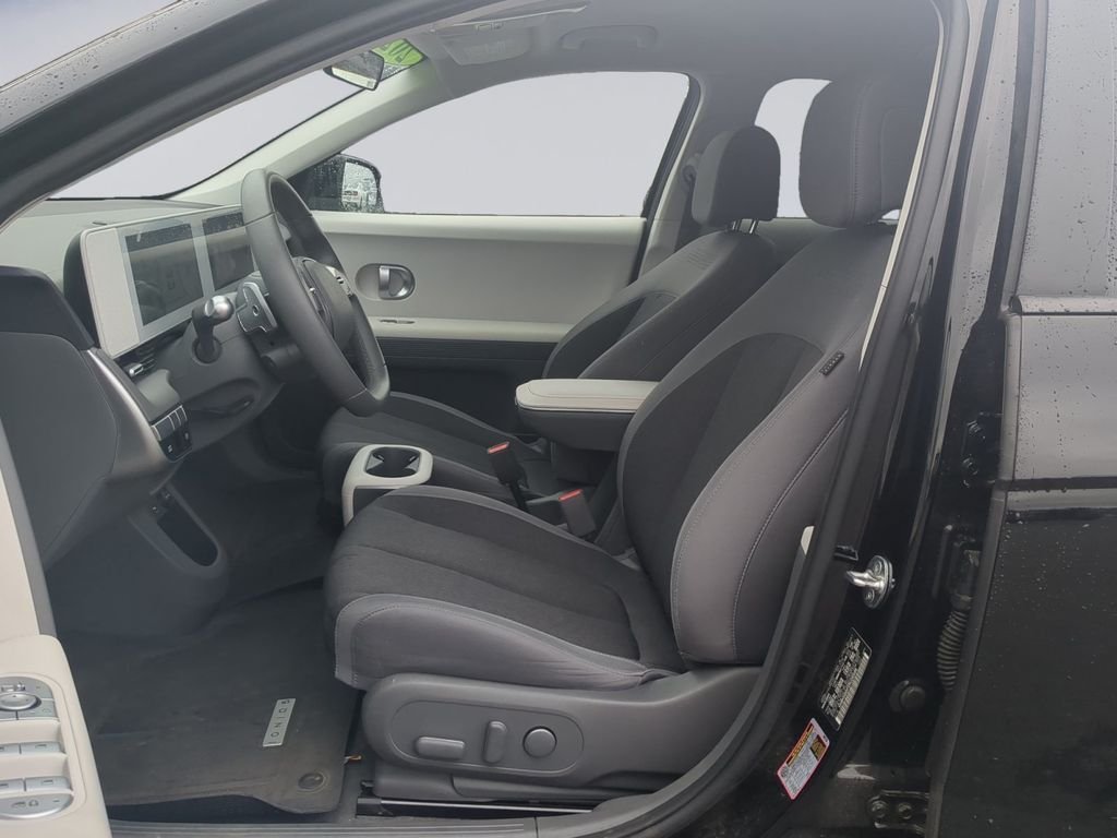 Used 2024 Black Hyundai SE image 12