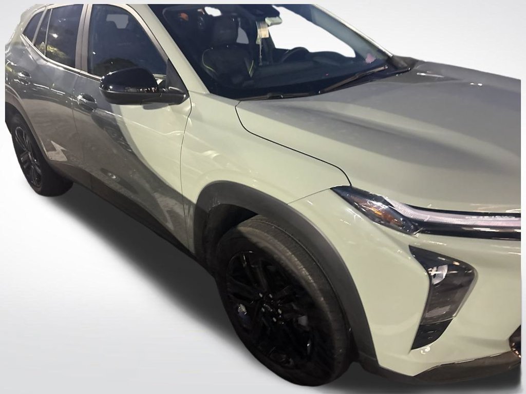 Used 2025 Green Chevrolet ACTIV image 2