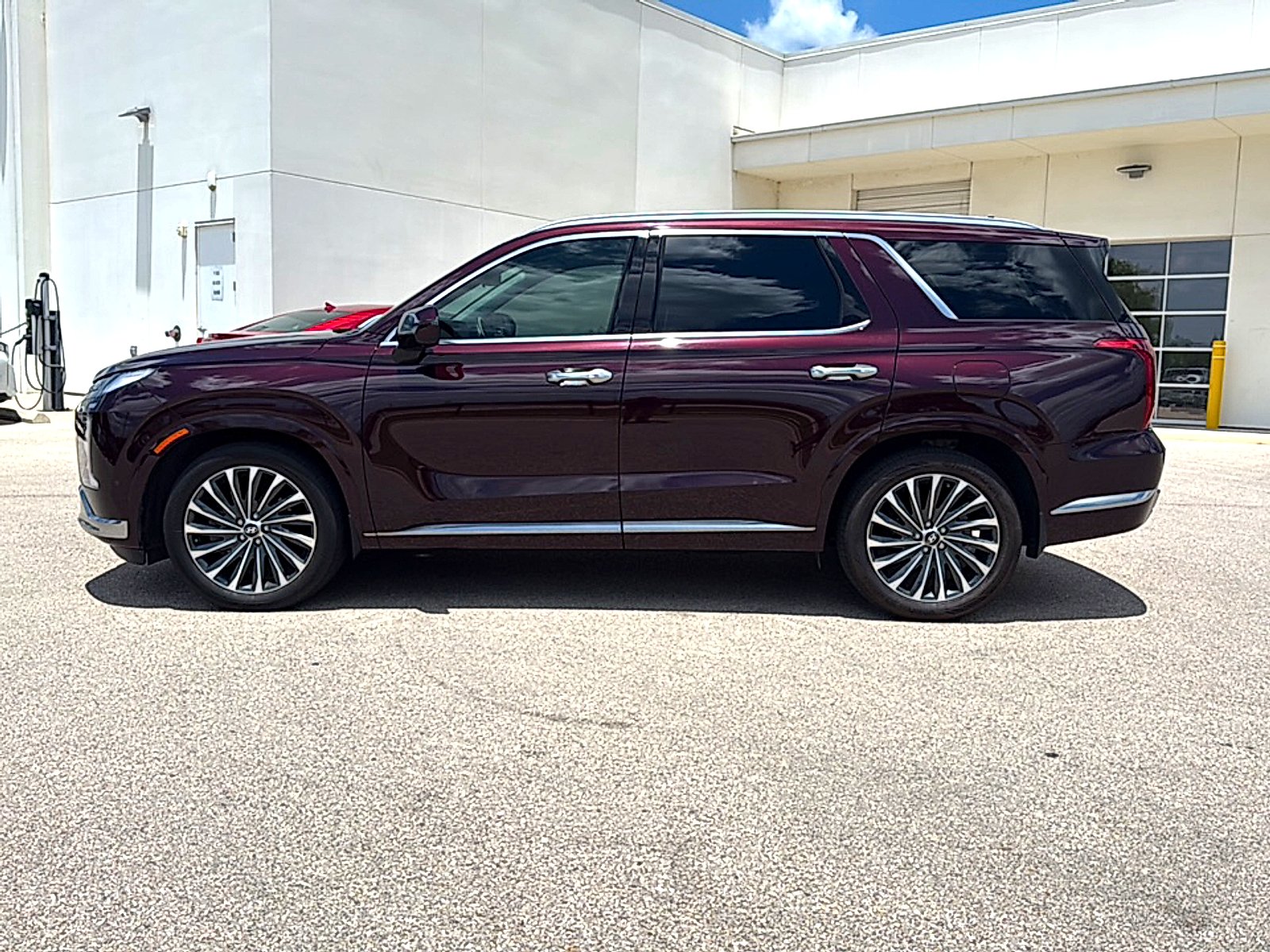Used 2024 Sierra Burgundy Hyundai Calligraphy image 4