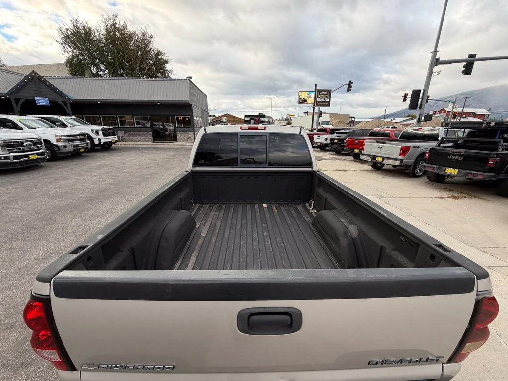 Used 2005 Silver Chevrolet LS image 9
