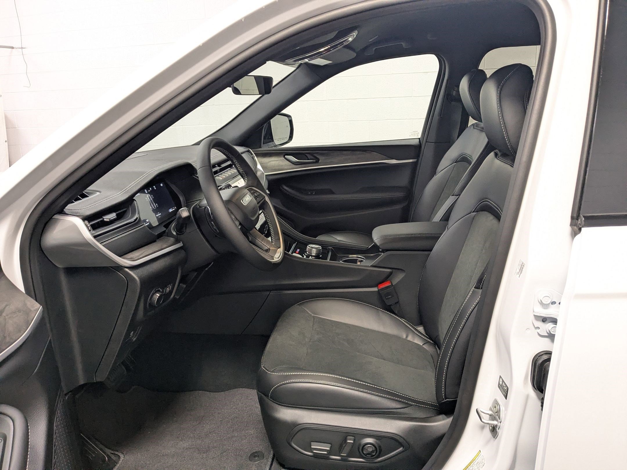 New 2026 Bright White Clear-Coat Exterior Paint Jeep Laredo Altitude image 15