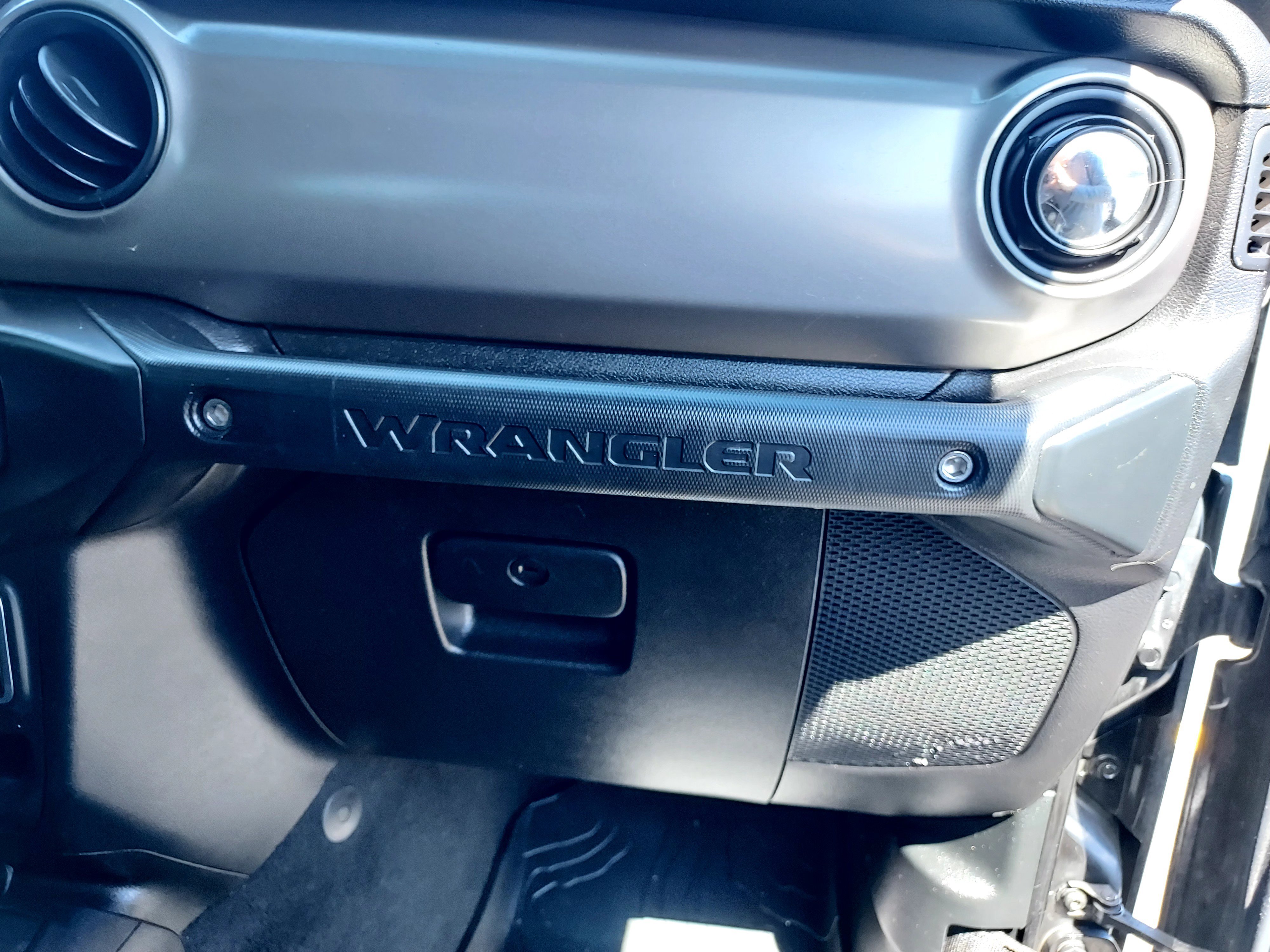 Used 2018 Black Clearcoat Jeep Sport S image 17